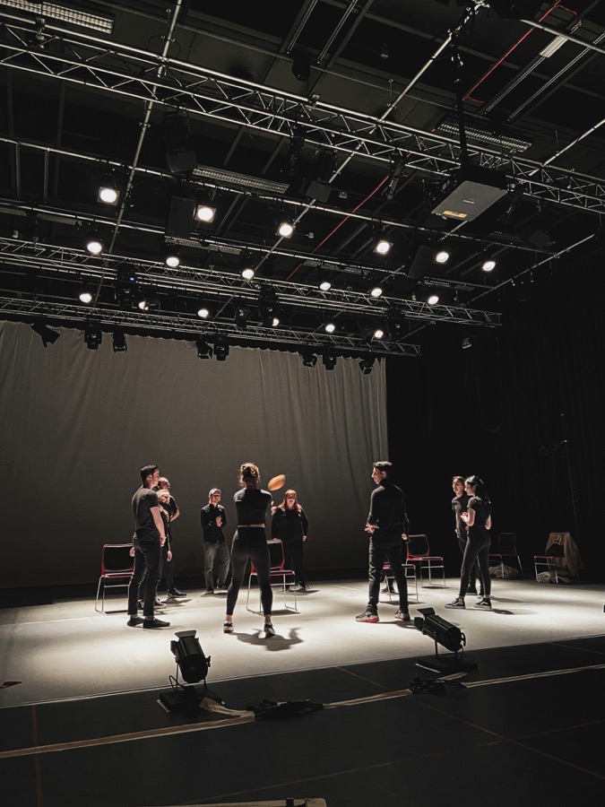 Montaje de escenotecnia en sala de ensayo