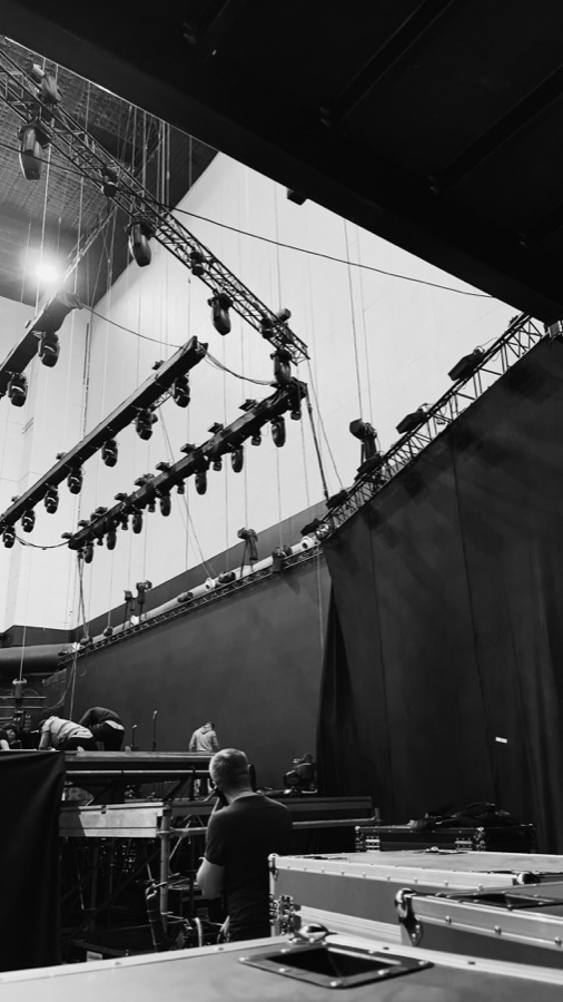 Equipo técnico trabajando en montaje de escenario